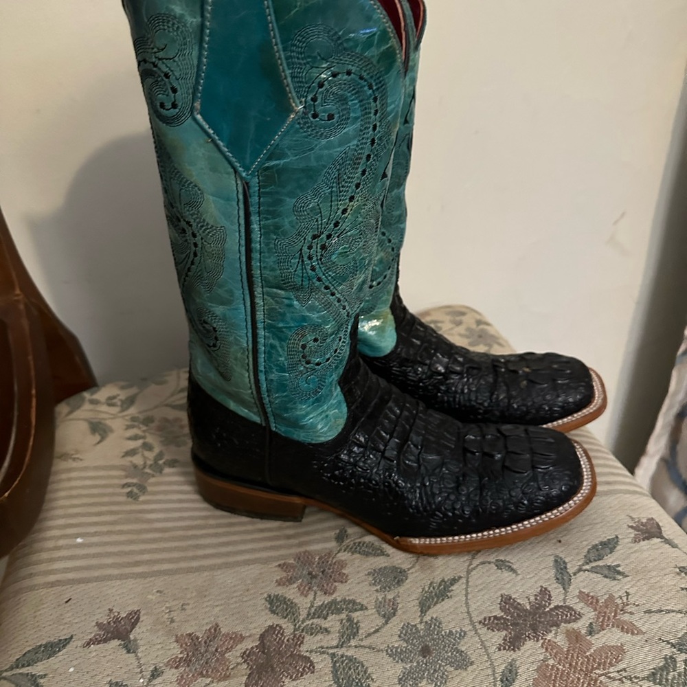 Women’s Ferrini boots
Square toe low heel 
Crock print
Size 8
Worn once
